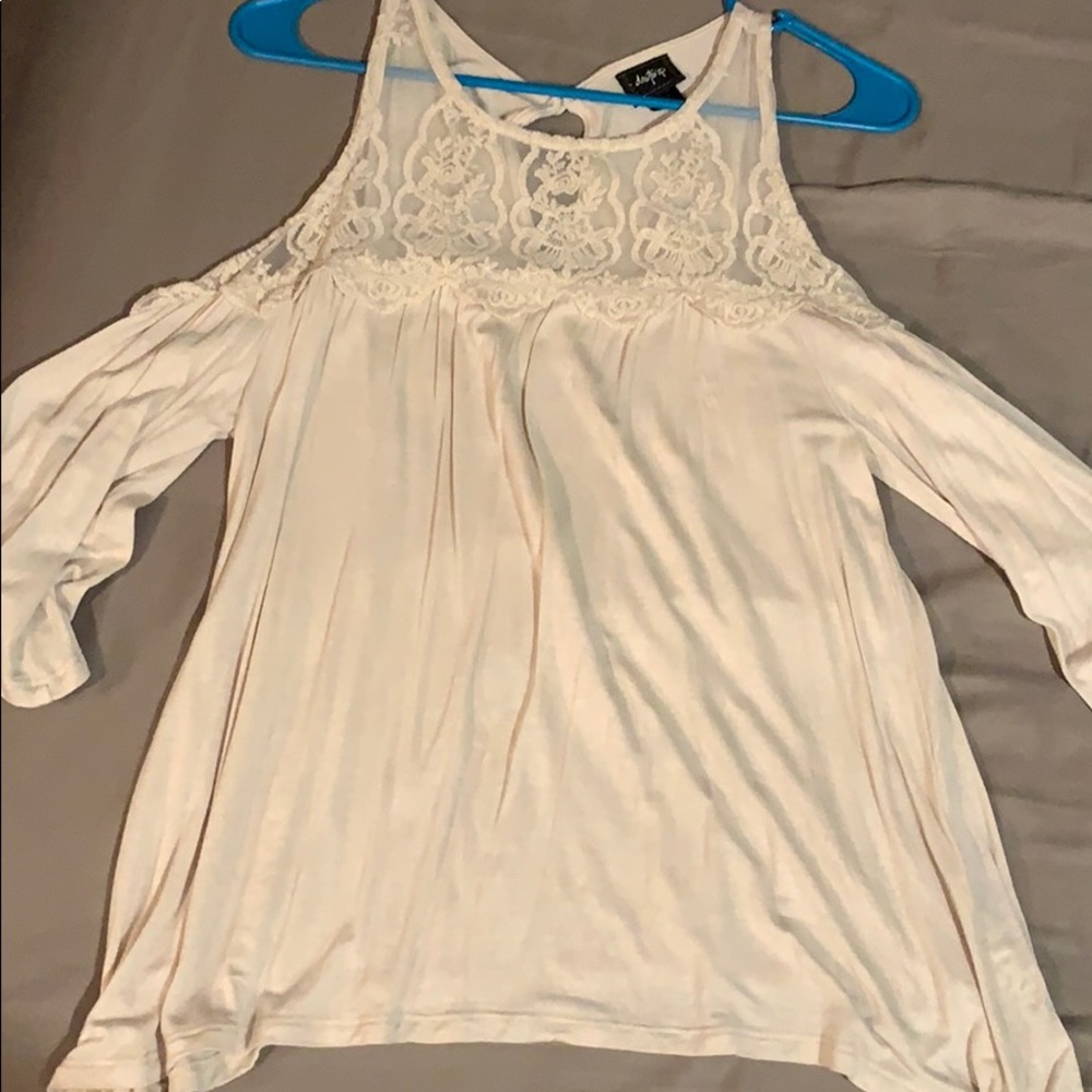 Day trip T-shirt with lace around neck area